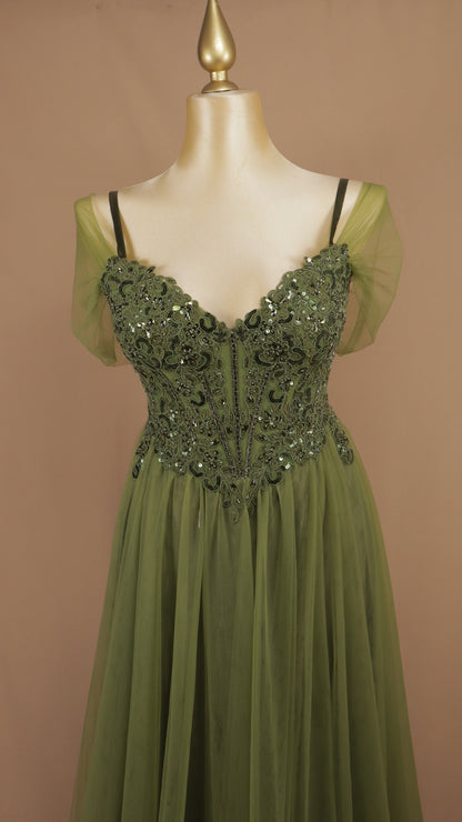 Vestido de gala plus de línea A romántico en tul de corsé bordado y mangas caídas