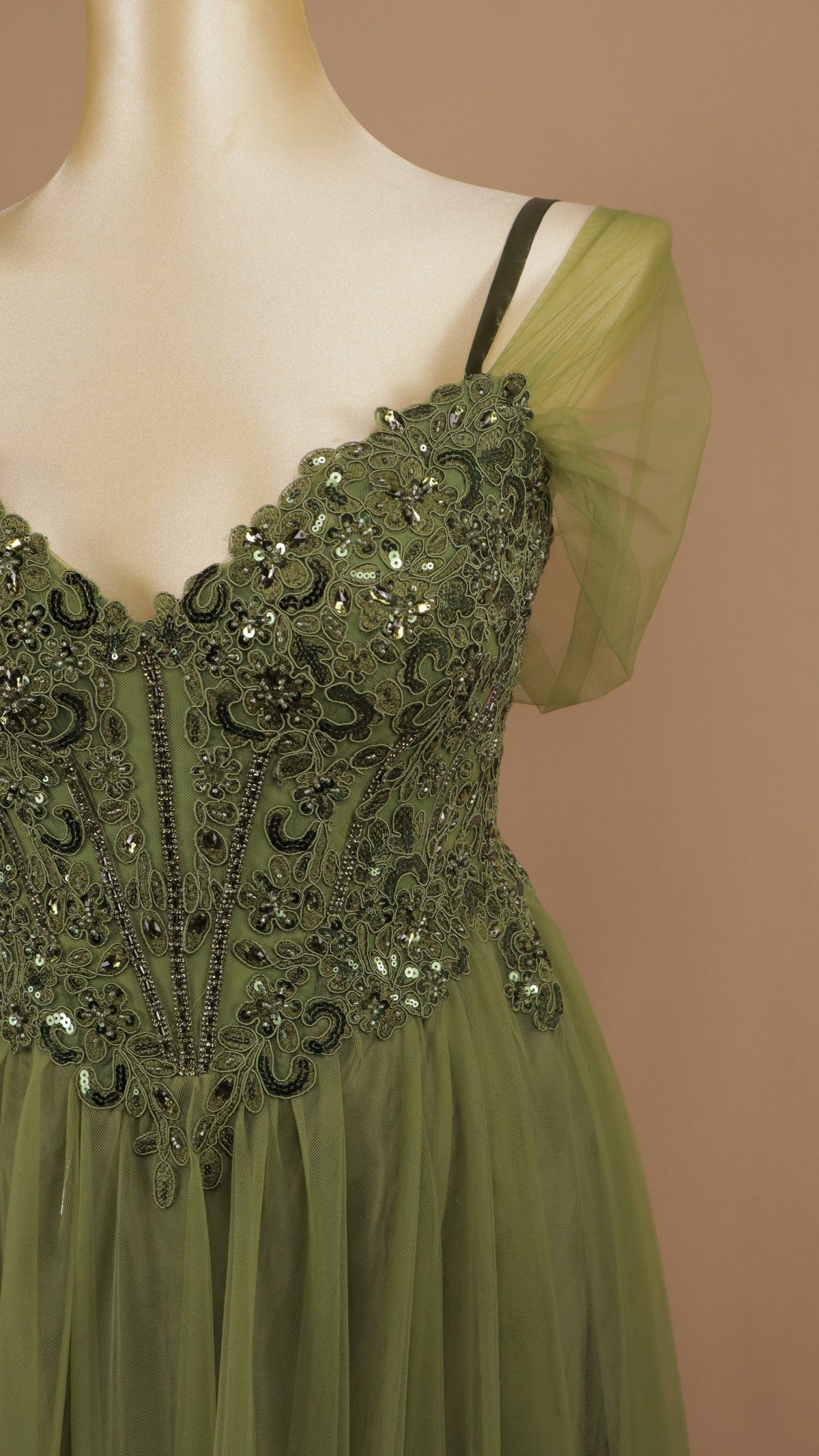 Vestido de gala plus de línea A romántico en tul de corsé bordado y mangas caídas