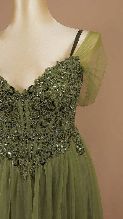 Vestido de gala plus de línea A romántico en tul de corsé bordado y mangas caídas
