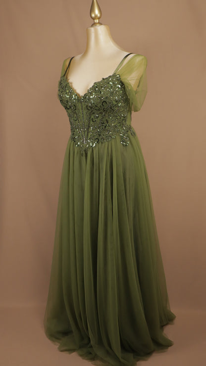 Vestido de gala plus de línea A romántico en tul de corsé bordado y mangas caídas