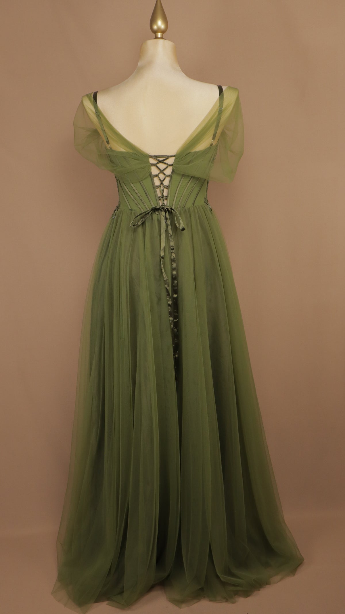 Vestido de gala plus de línea A romántico en tul de corsé bordado y mangas caídas