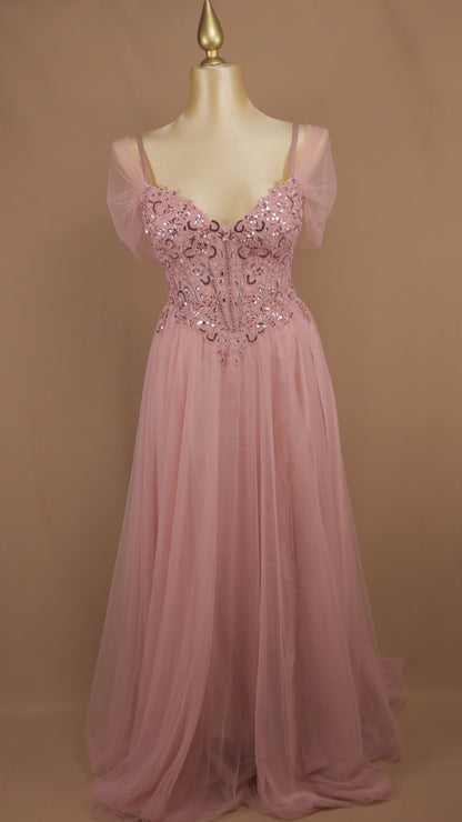 Vestido de gala plus de línea A romántico en tul de corsé bordado y mangas caídas