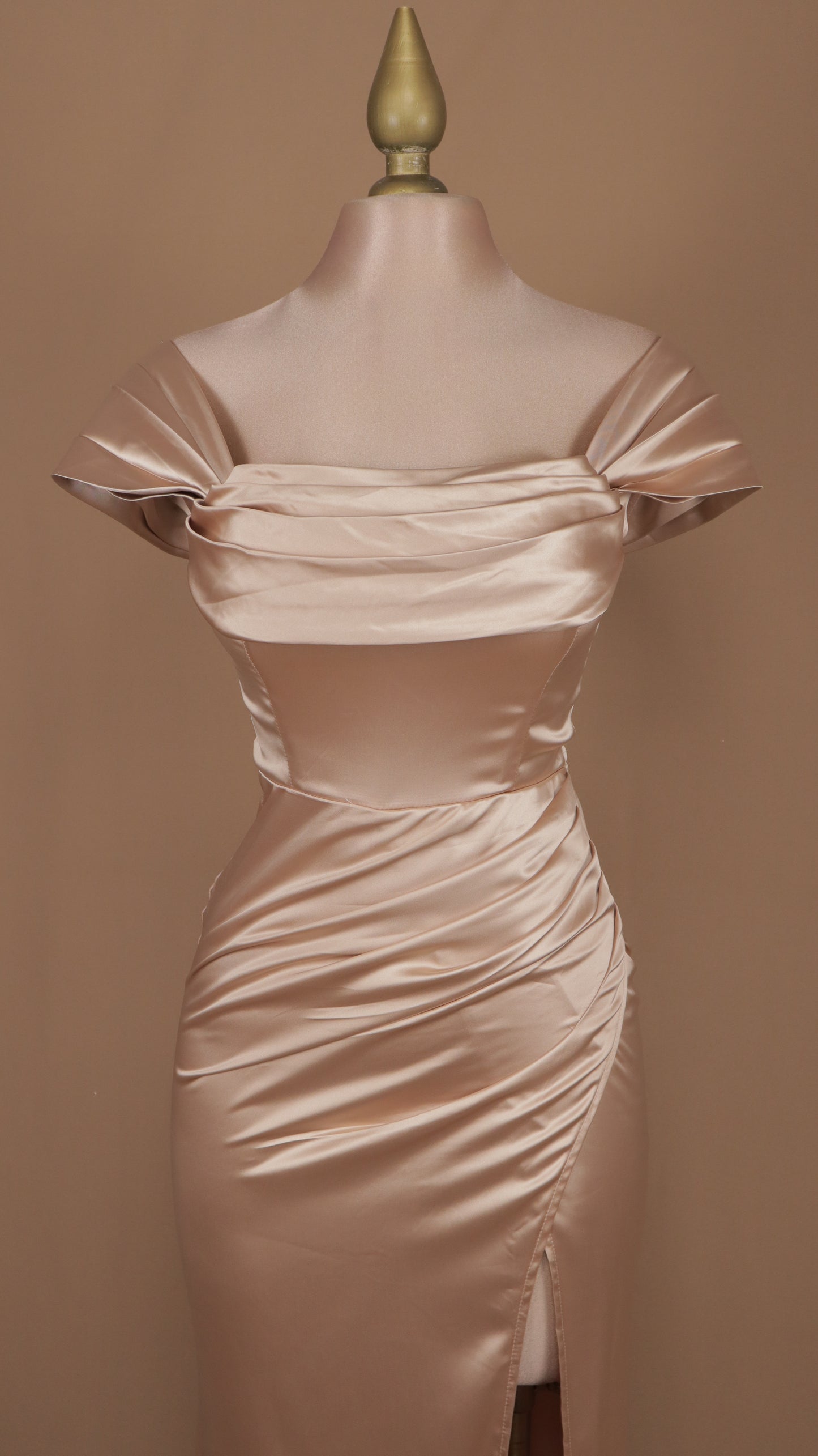 Vestido largo satin al hombro