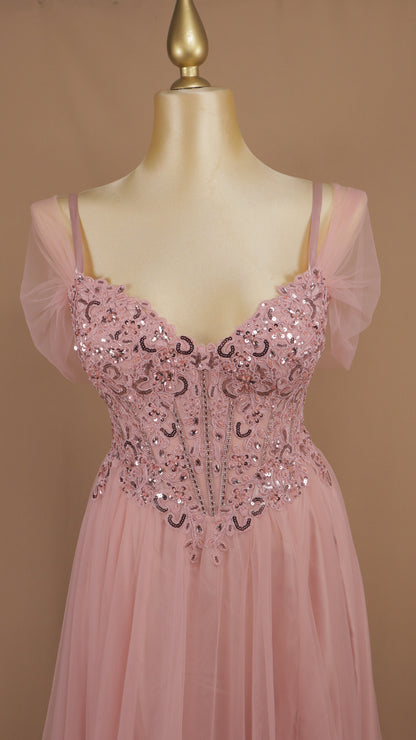 Vestido de gala plus de línea A romántico en tul de corsé bordado y mangas caídas