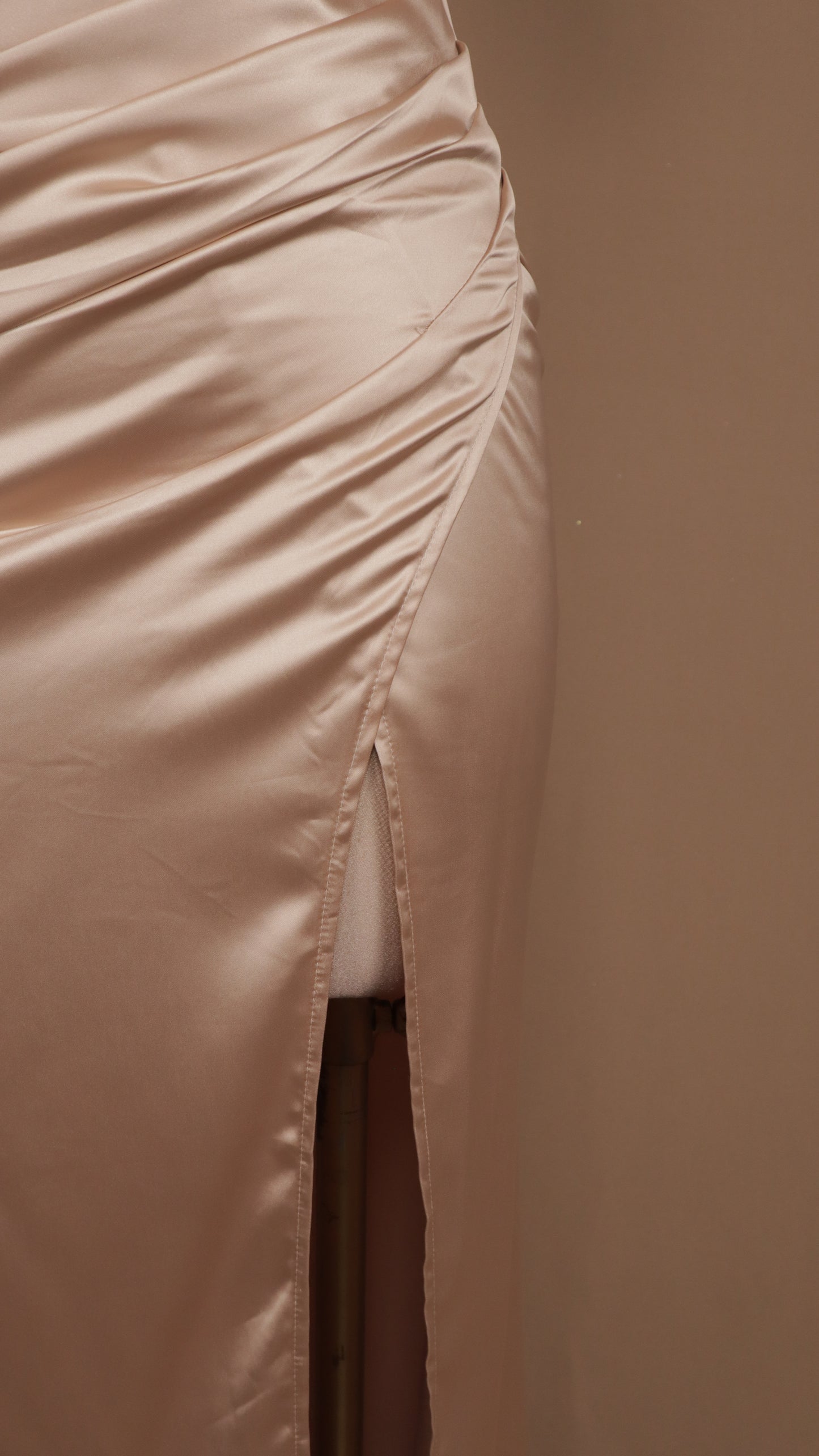 Vestido largo satin al hombro