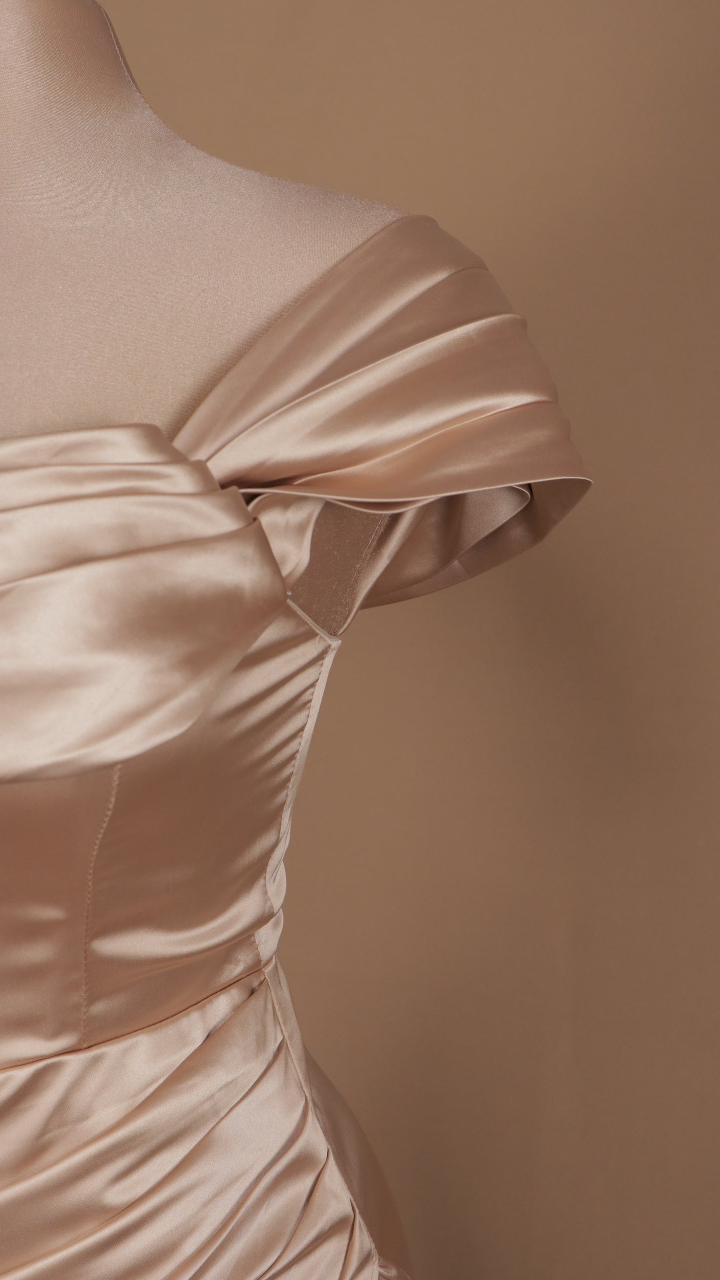 Vestido largo satin al hombro
