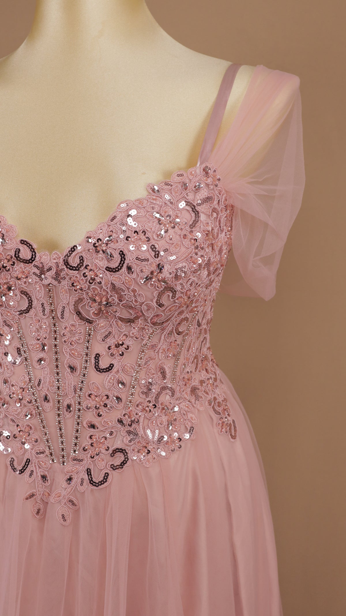 Vestido de gala plus de línea A romántico en tul de corsé bordado y mangas caídas