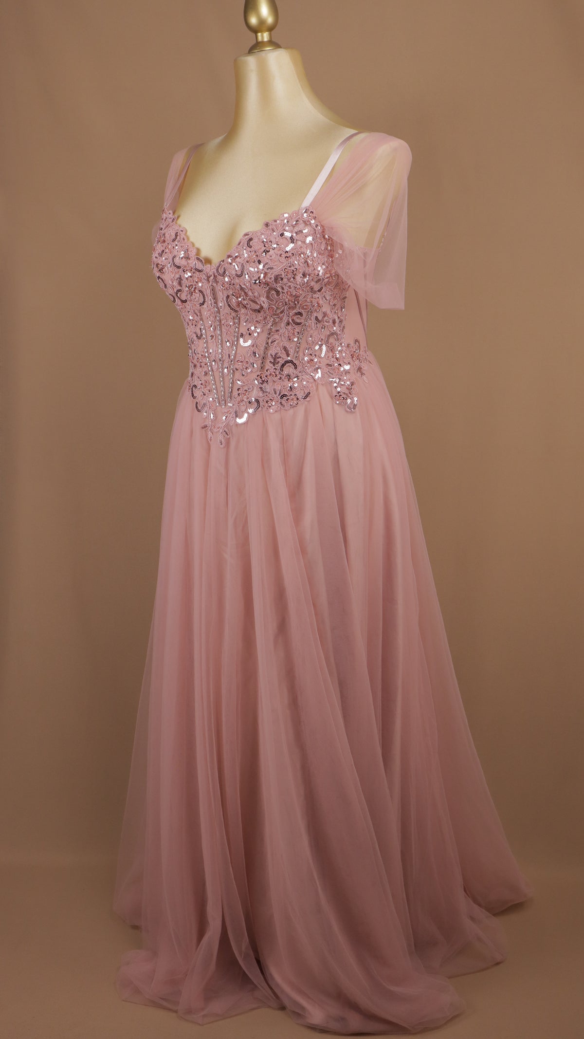 Vestido de gala plus de línea A romántico en tul de corsé bordado y mangas caídas