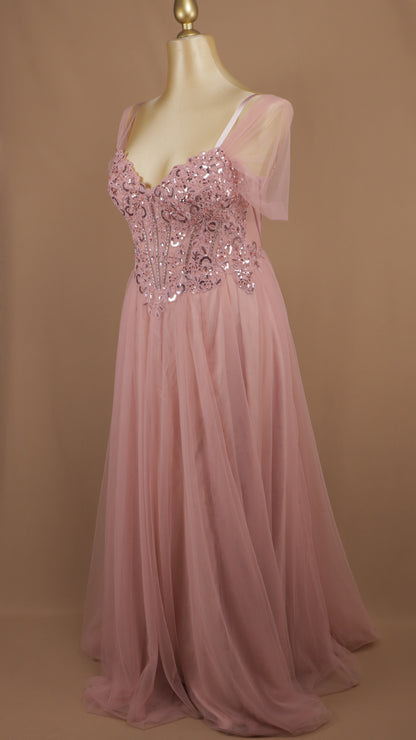 Vestido de gala plus de línea A romántico en tul de corsé bordado y mangas caídas