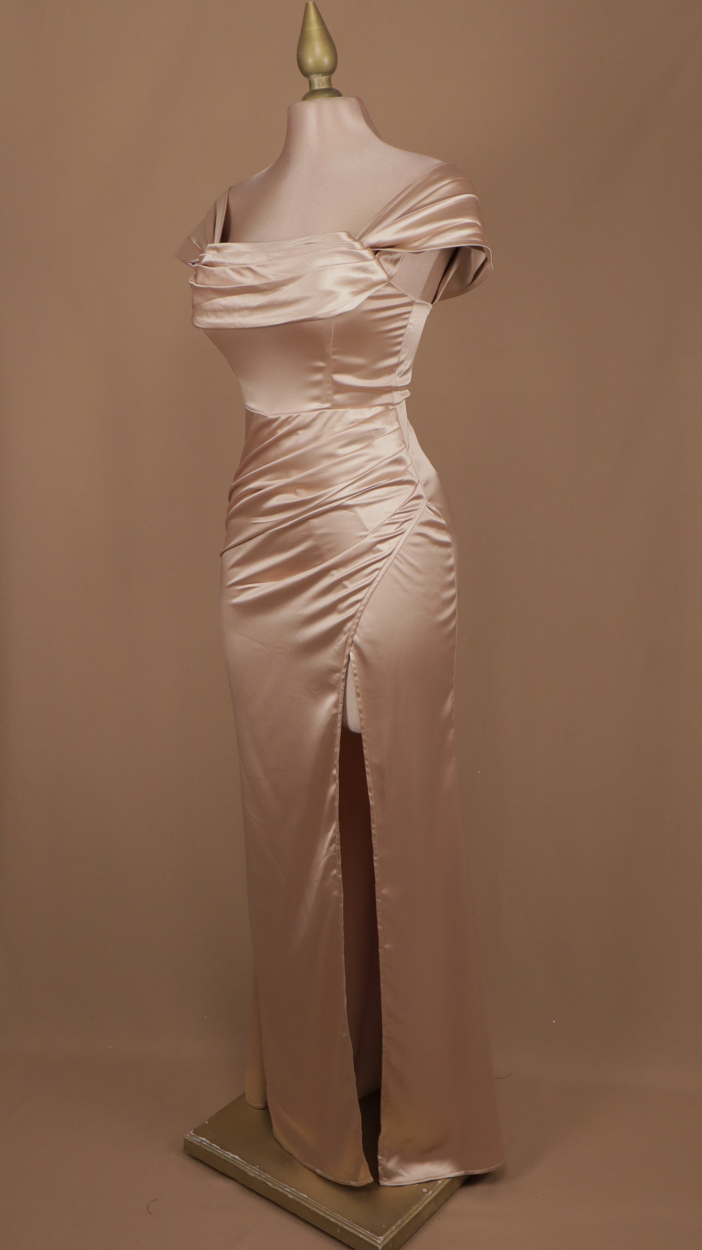 Vestido largo satin al hombro