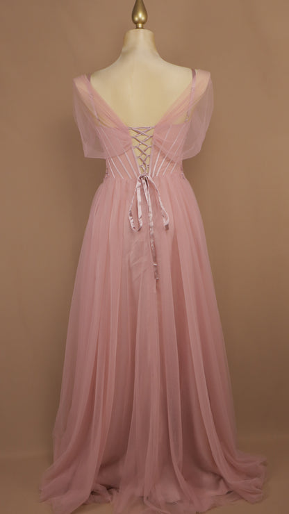 Vestido de gala plus de línea A romántico en tul de corsé bordado y mangas caídas