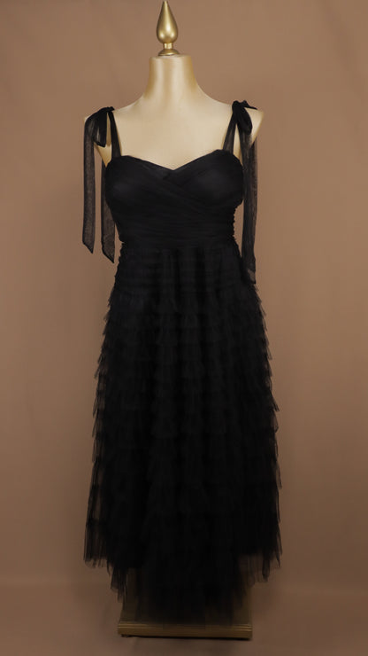 Vestido midi plus romántico de tul negro con capas y tirantes de lazo