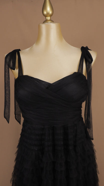 Vestido midi plus romántico de tul negro con capas y tirantes de lazo