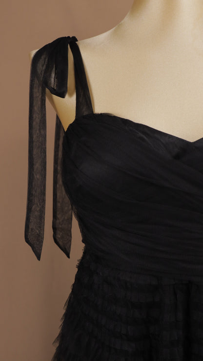 Vestido midi plus romántico de tul negro con capas y tirantes de lazo