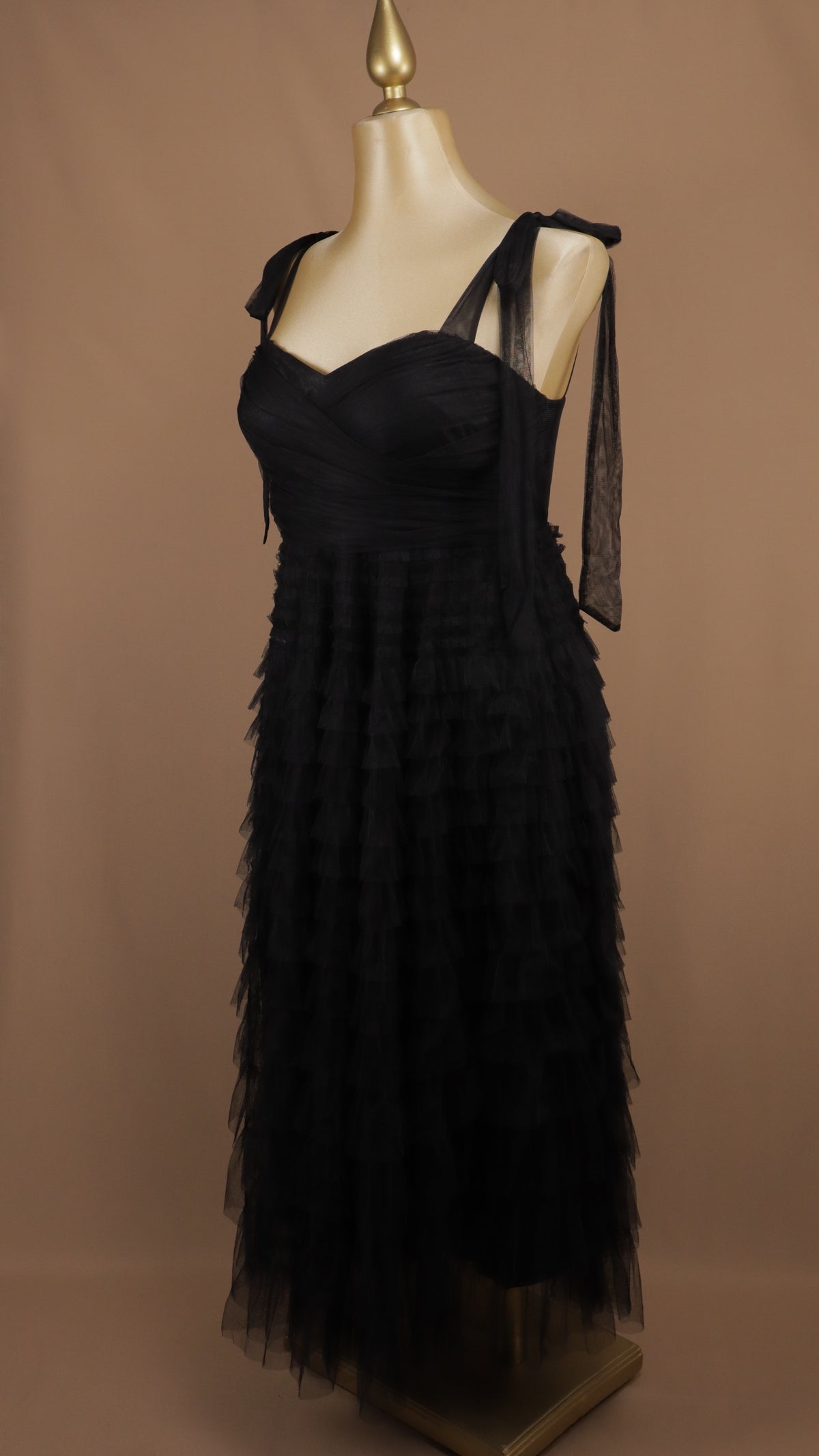 Vestido midi plus romántico de tul negro con capas y tirantes de lazo