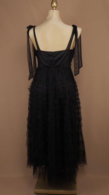 Vestido midi plus romántico de tul negro con capas y tirantes de lazo