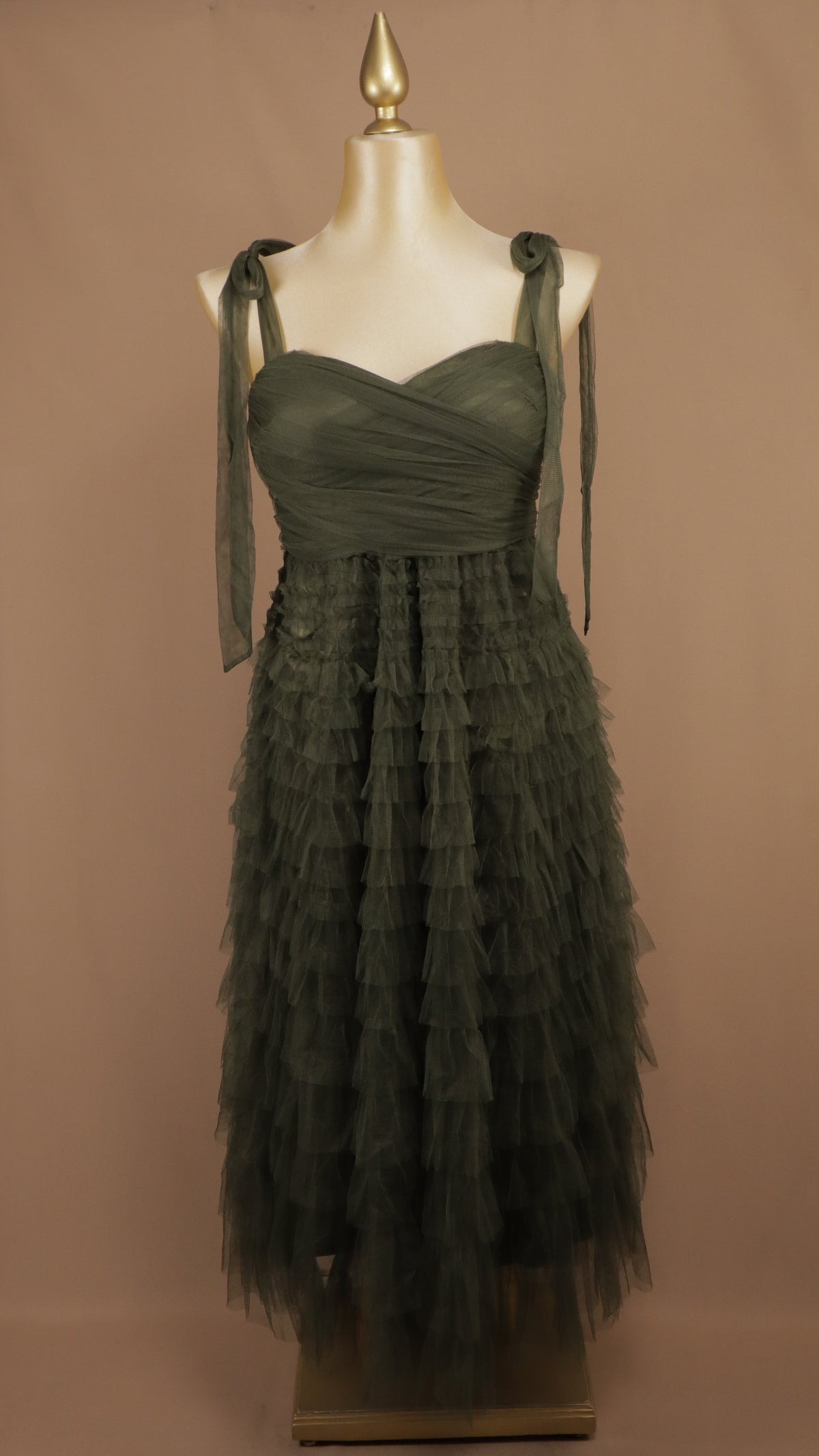 Vestido midi plus romántico de tul negro con capas y tirantes de lazo