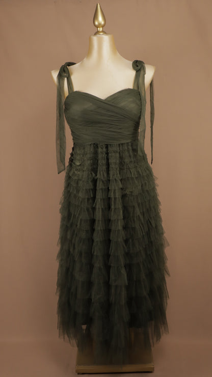 Vestido midi plus romántico de tul negro con capas y tirantes de lazo