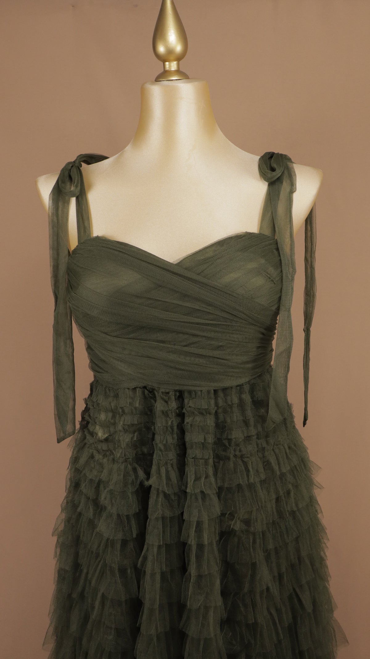 Vestido midi plus romántico de tul negro con capas y tirantes de lazo