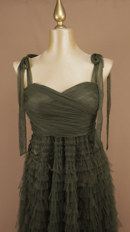 Vestido midi plus romántico de tul negro con capas y tirantes de lazo