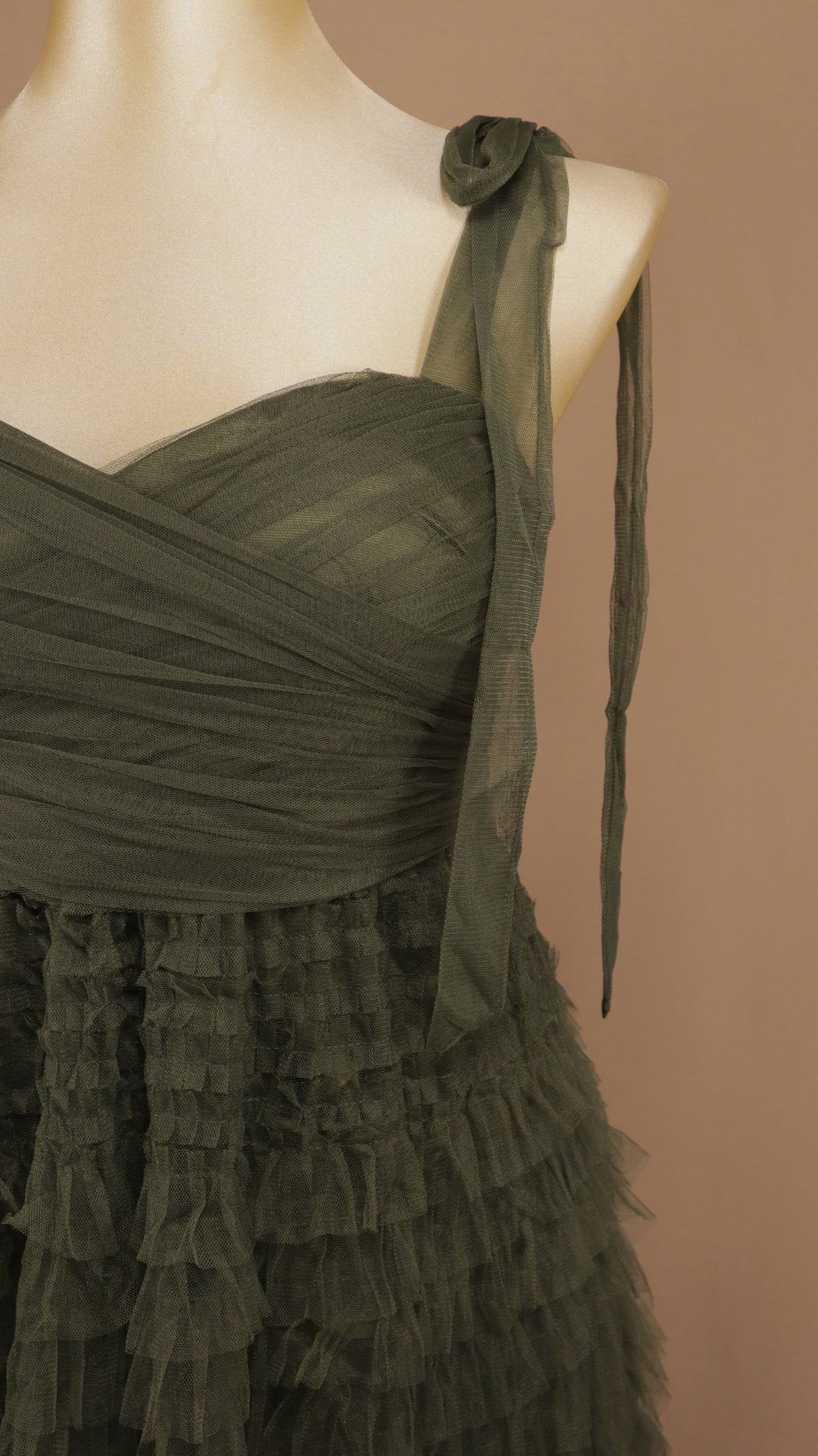 Vestido midi plus romántico de tul negro con capas y tirantes de lazo