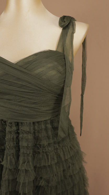 Vestido midi plus romántico de tul negro con capas y tirantes de lazo