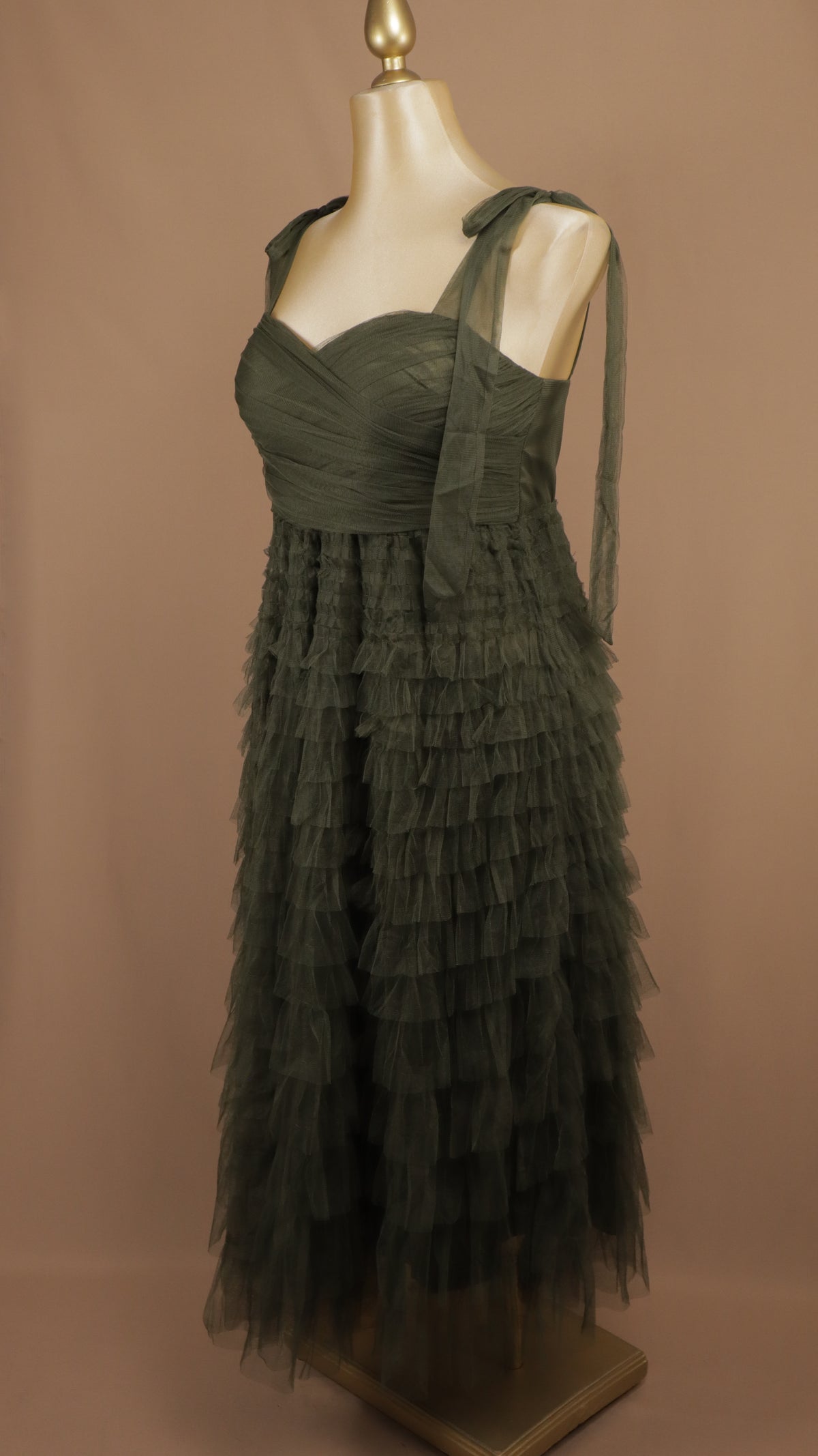 Vestido midi plus romántico de tul negro con capas y tirantes de lazo