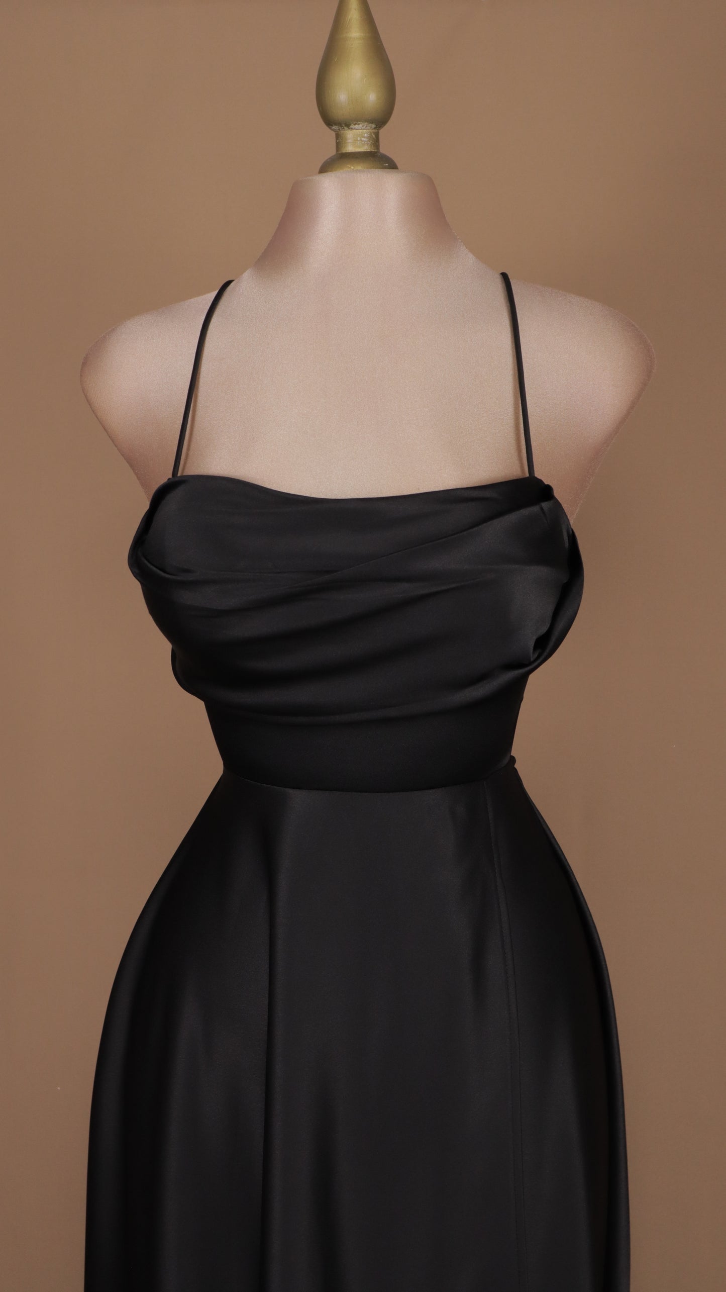 Vestido largo línea A con escote en la espalda