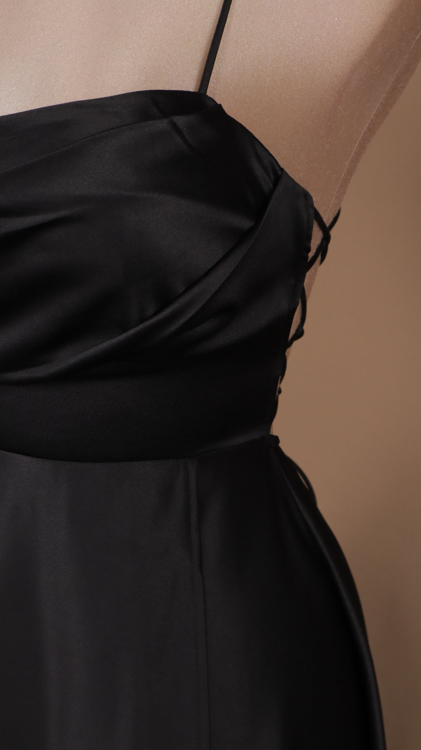 Vestido largo línea A con escote en la espalda