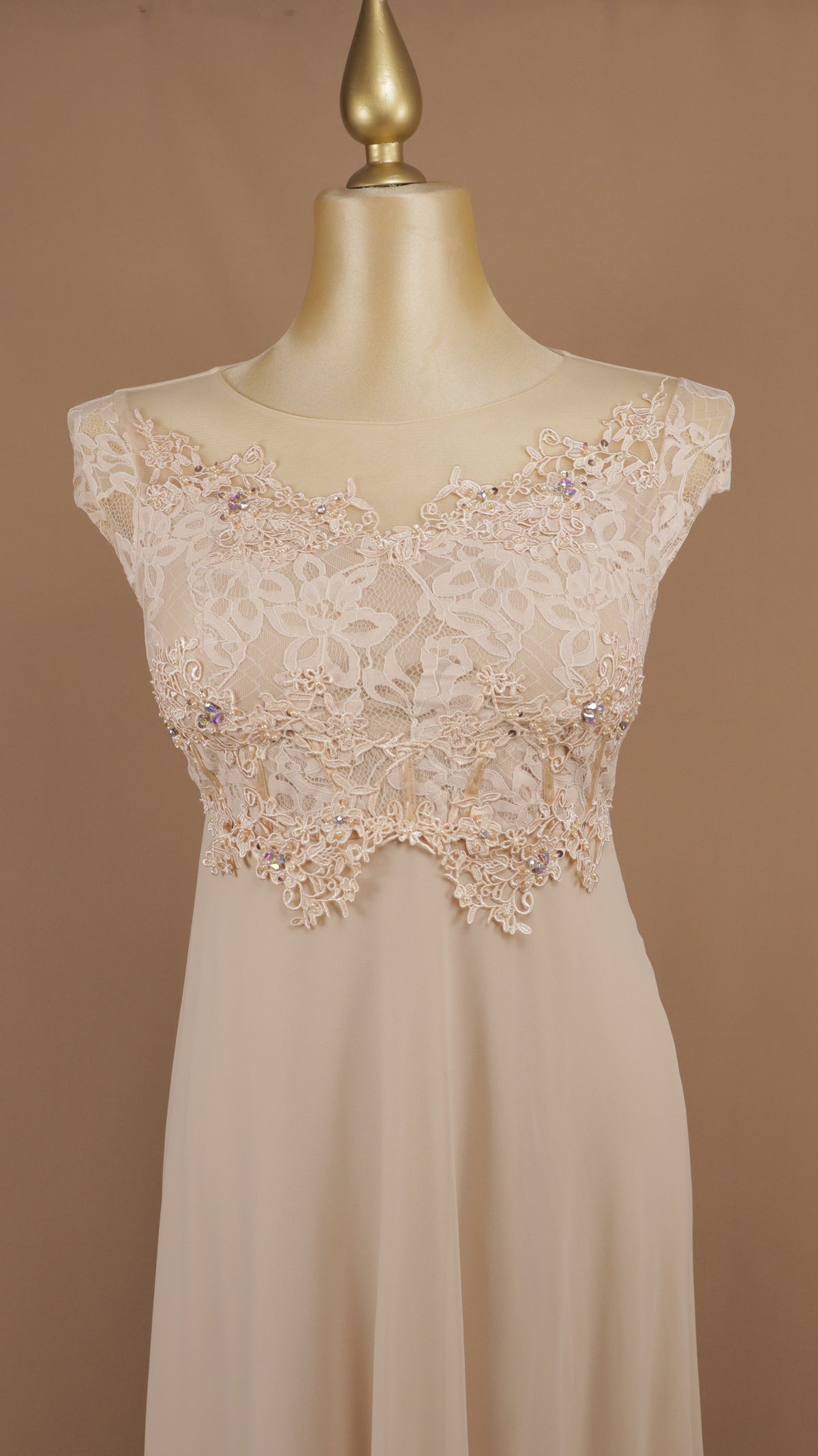 Vestido de largo extra con encaje y pedrería