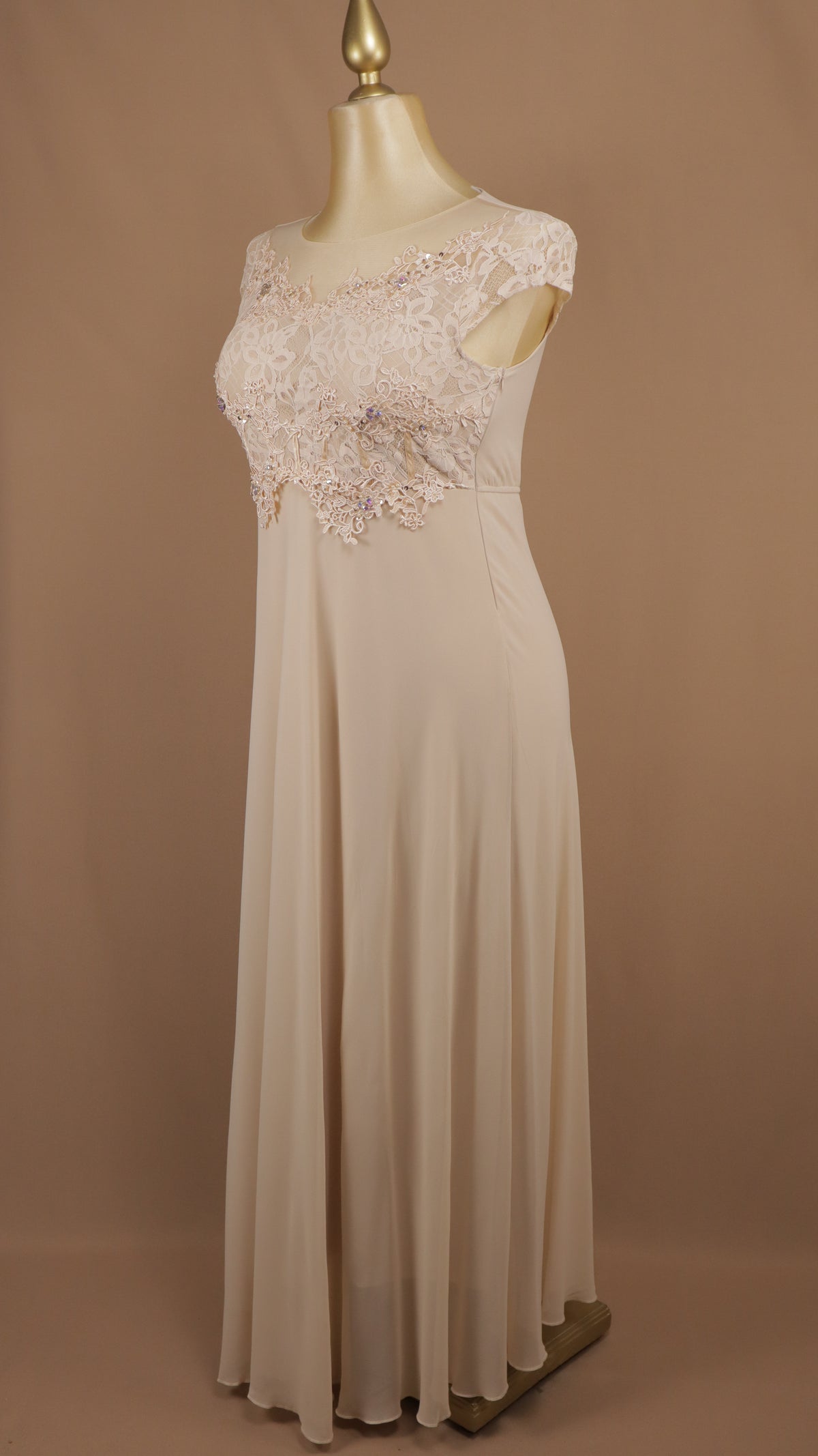 Vestido de largo extra con encaje y pedrería