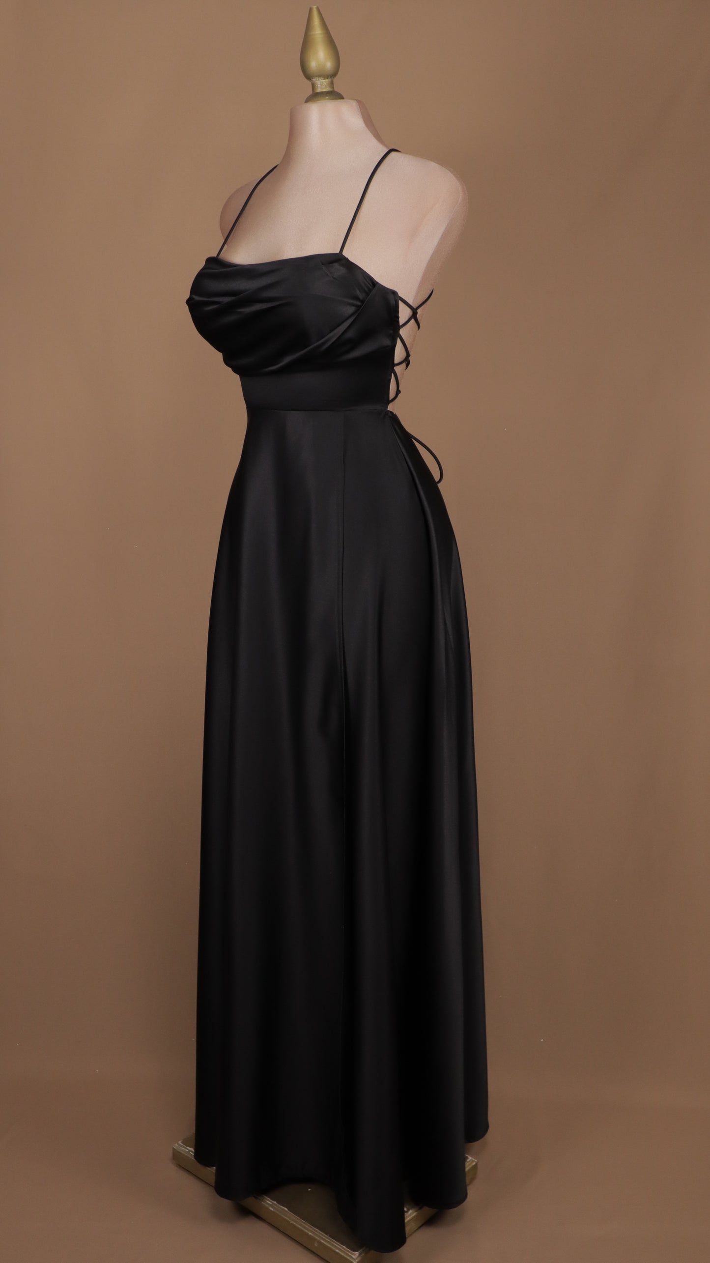 Vestido largo línea A con escote en la espalda