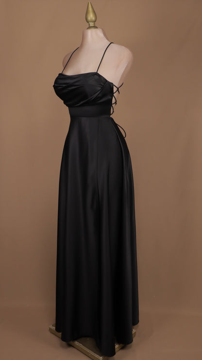 Vestido largo línea A con escote en la espalda