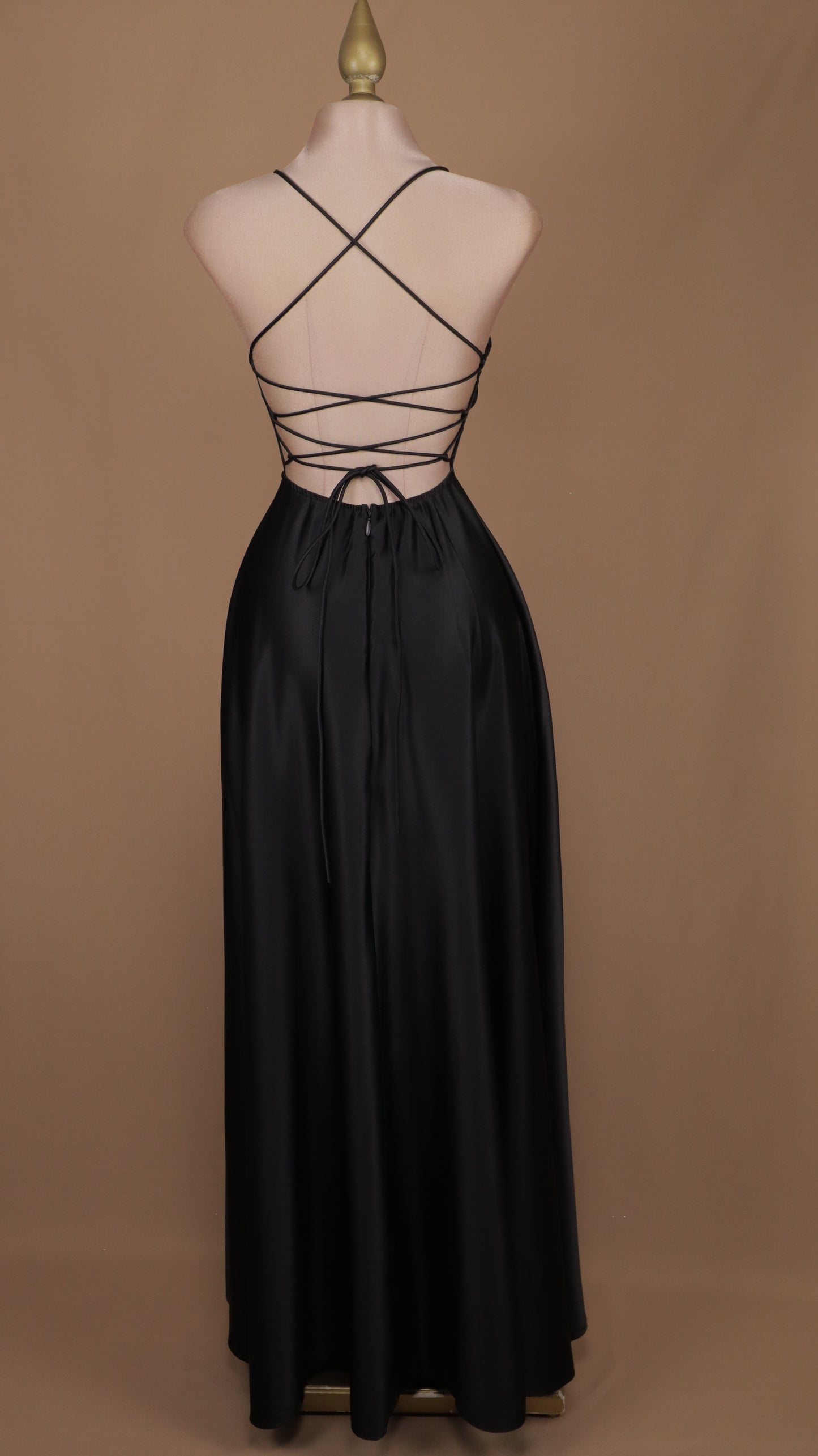 Vestido largo línea A con escote en la espalda