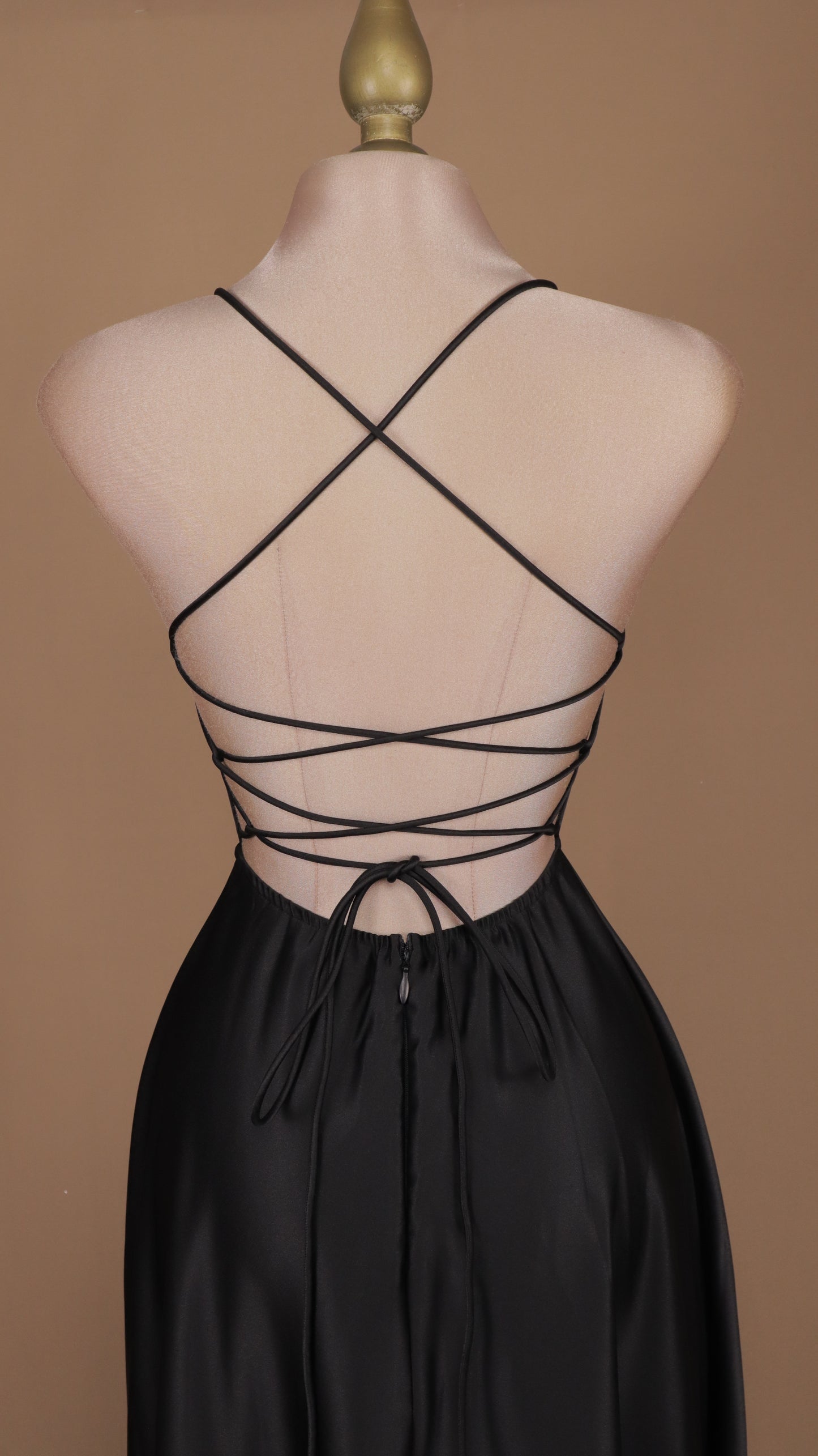 Vestido largo línea A con escote en la espalda