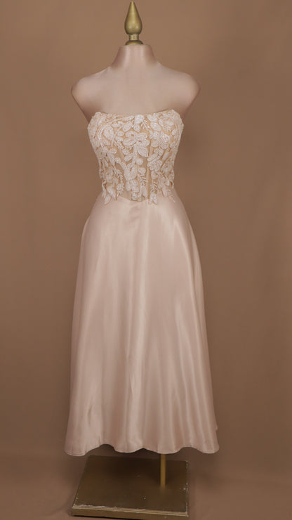Vestido midi estraple con aplicación en busto