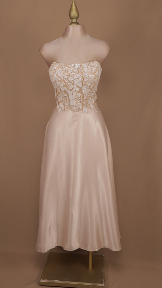 Vestido midi estraple con aplicación en busto