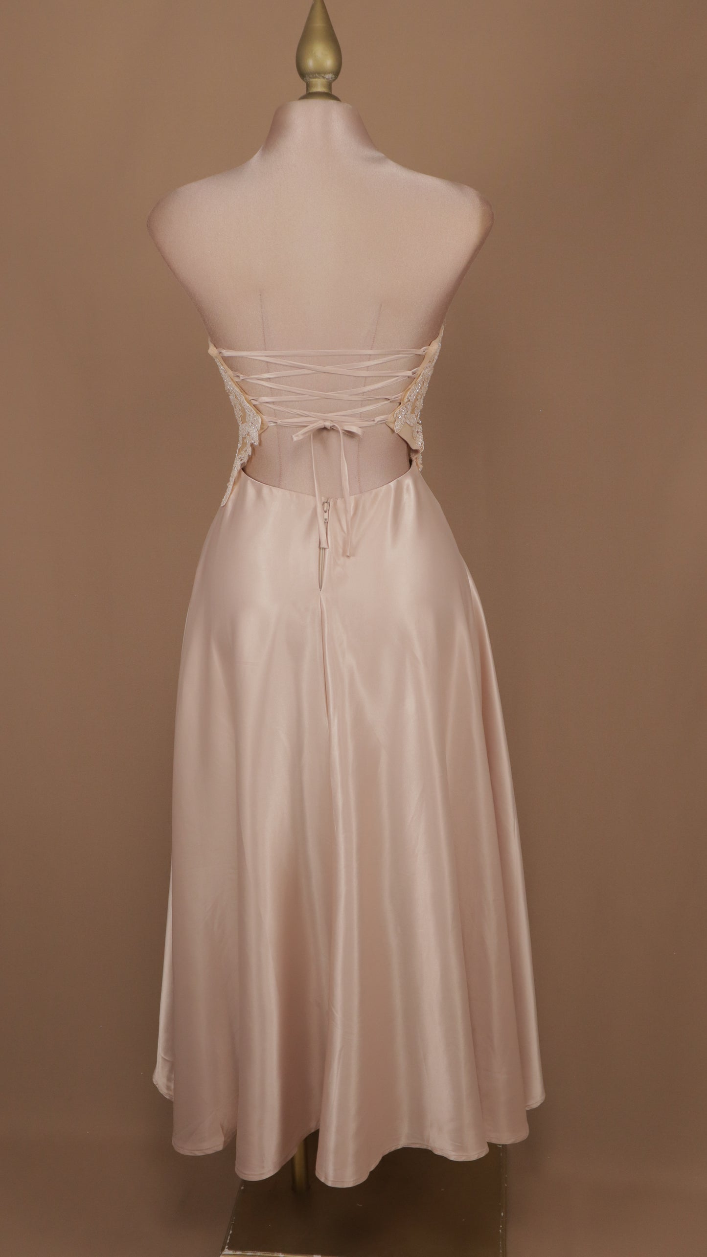 Vestido midi estraple con aplicación en busto