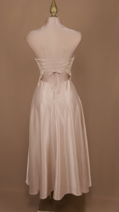 Vestido midi estraple con aplicación en busto