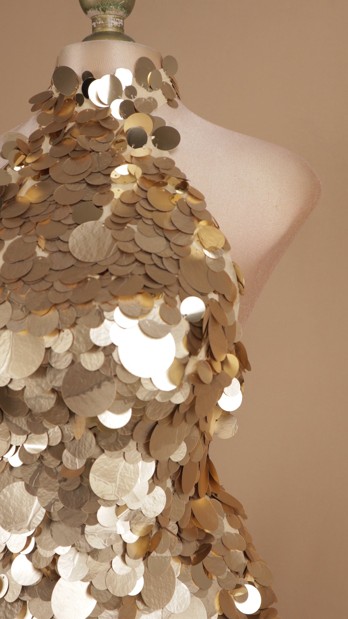 Conjunto de gala de dos piezas: Blusa halter de paillettes y falda larga de flecos