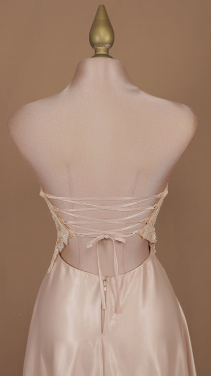 Vestido midi estraple con aplicación en busto