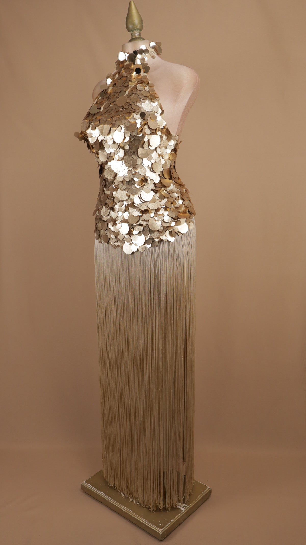 Conjunto de gala de dos piezas: Blusa halter de paillettes y falda larga de flecos