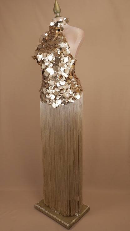 Conjunto de gala de dos piezas: Blusa halter de paillettes y falda larga de flecos