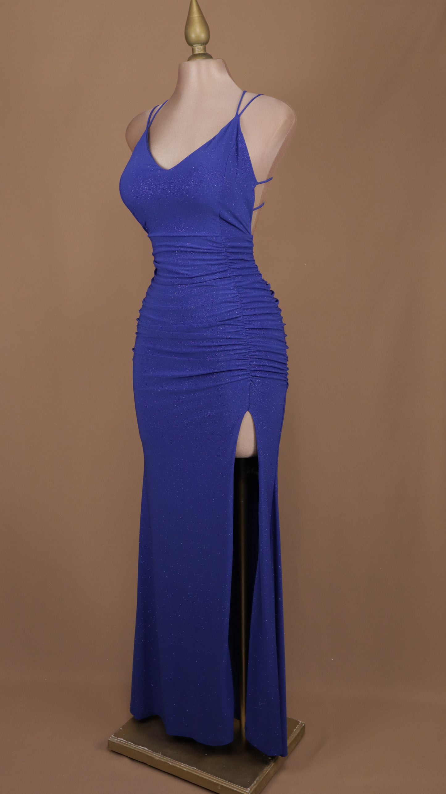 Vestido largo corte sirena con escote en la espalda