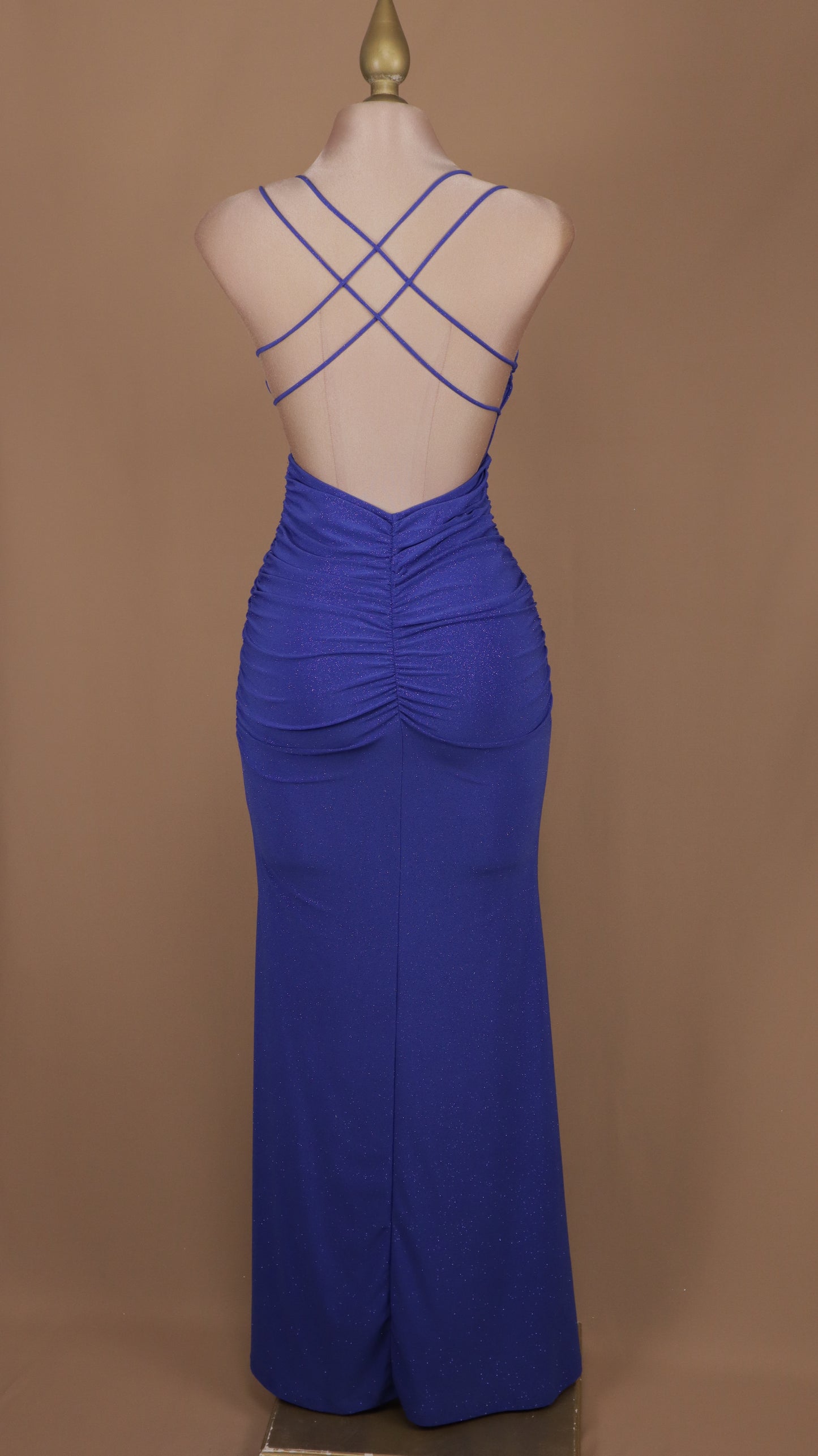 Vestido largo corte sirena con escote en la espalda