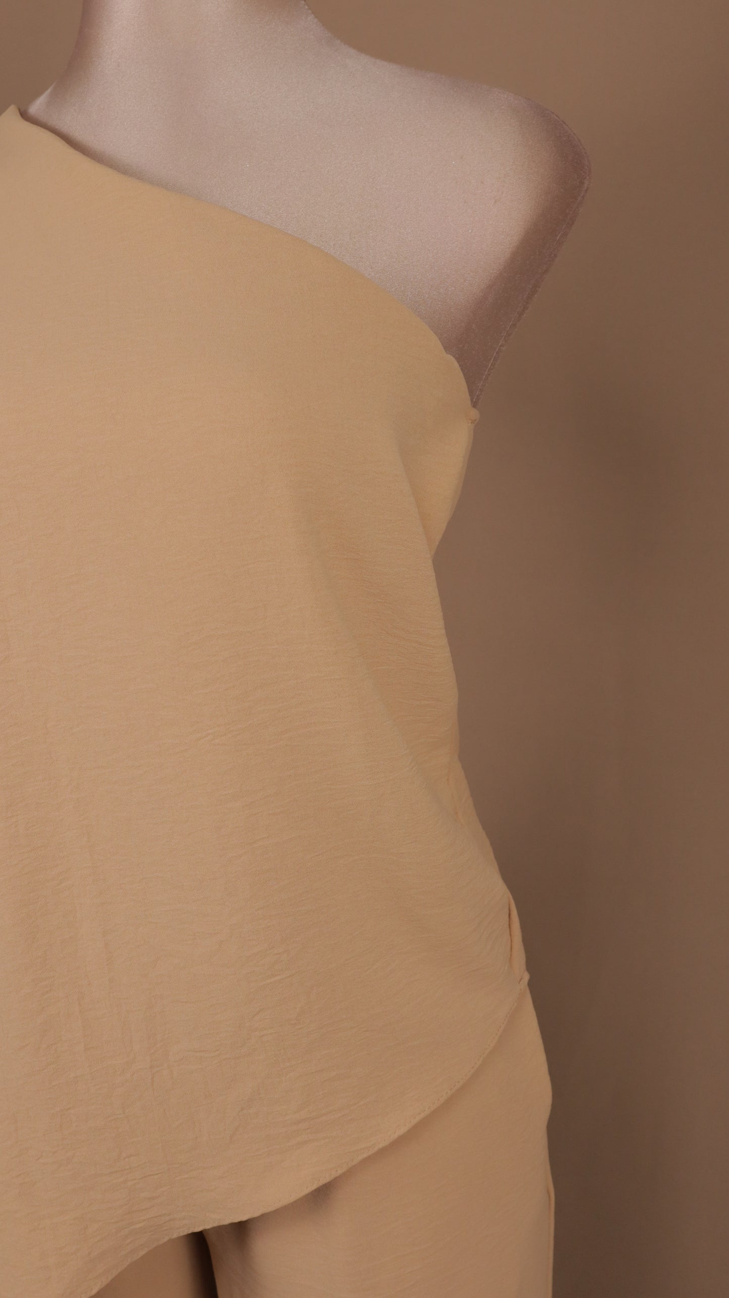 Conjunto de pantalón y blusa asimétrica
