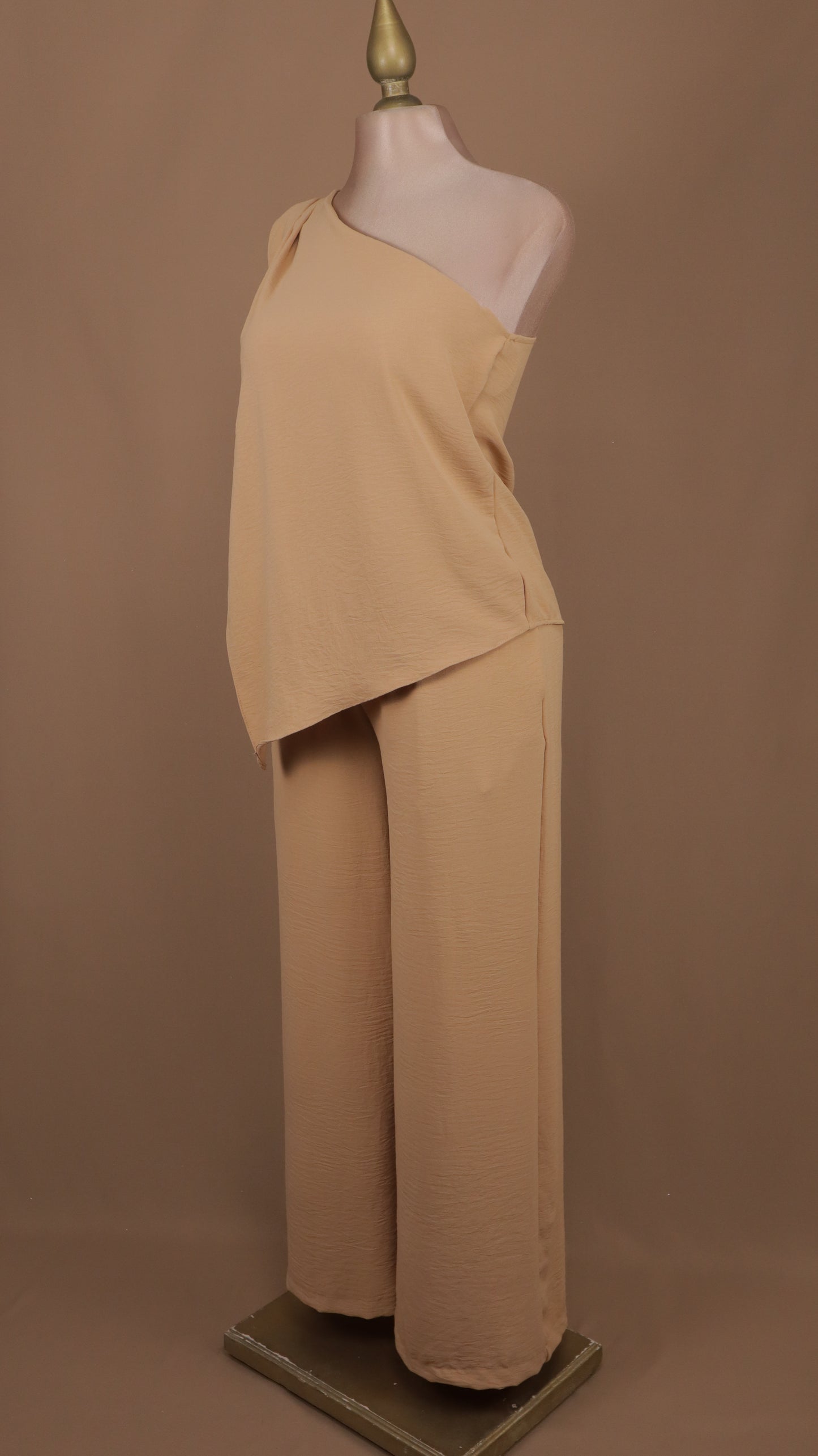 Conjunto de pantalón y blusa asimétrica