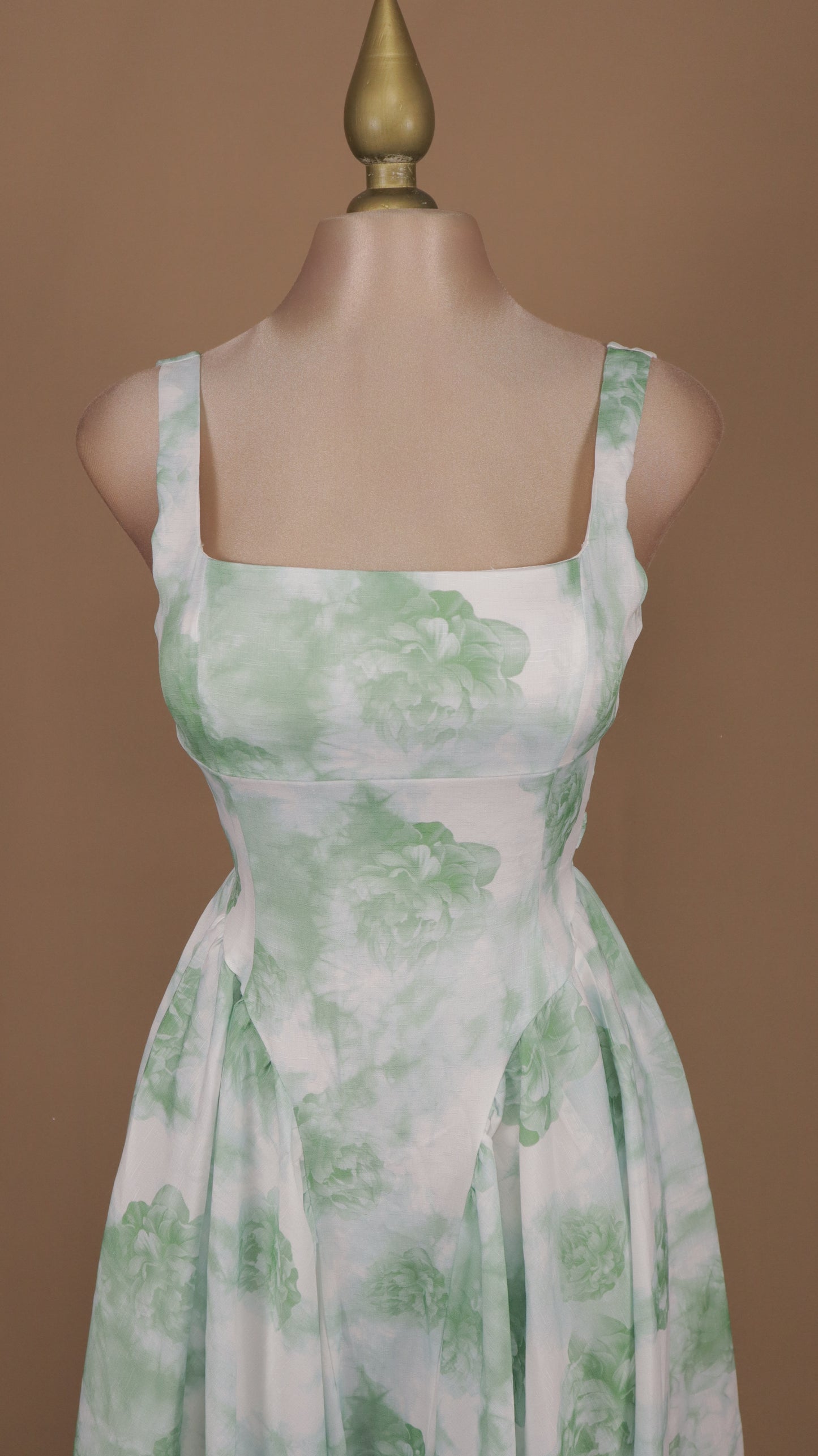 Vestido midi escote cuadrado y en la espalda