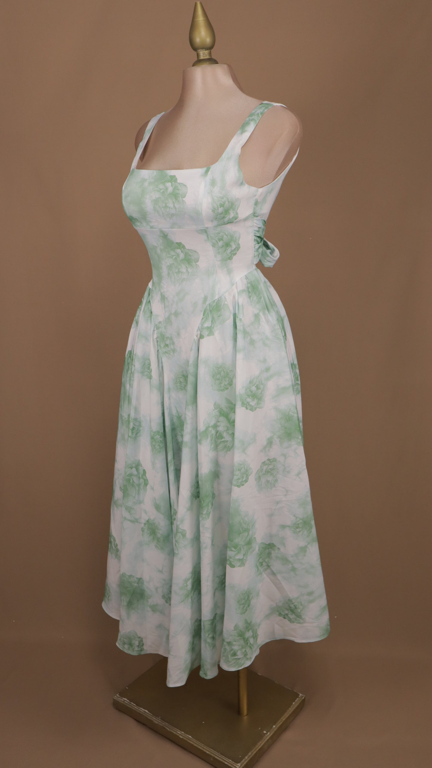 Vestido midi escote cuadrado y en la espalda