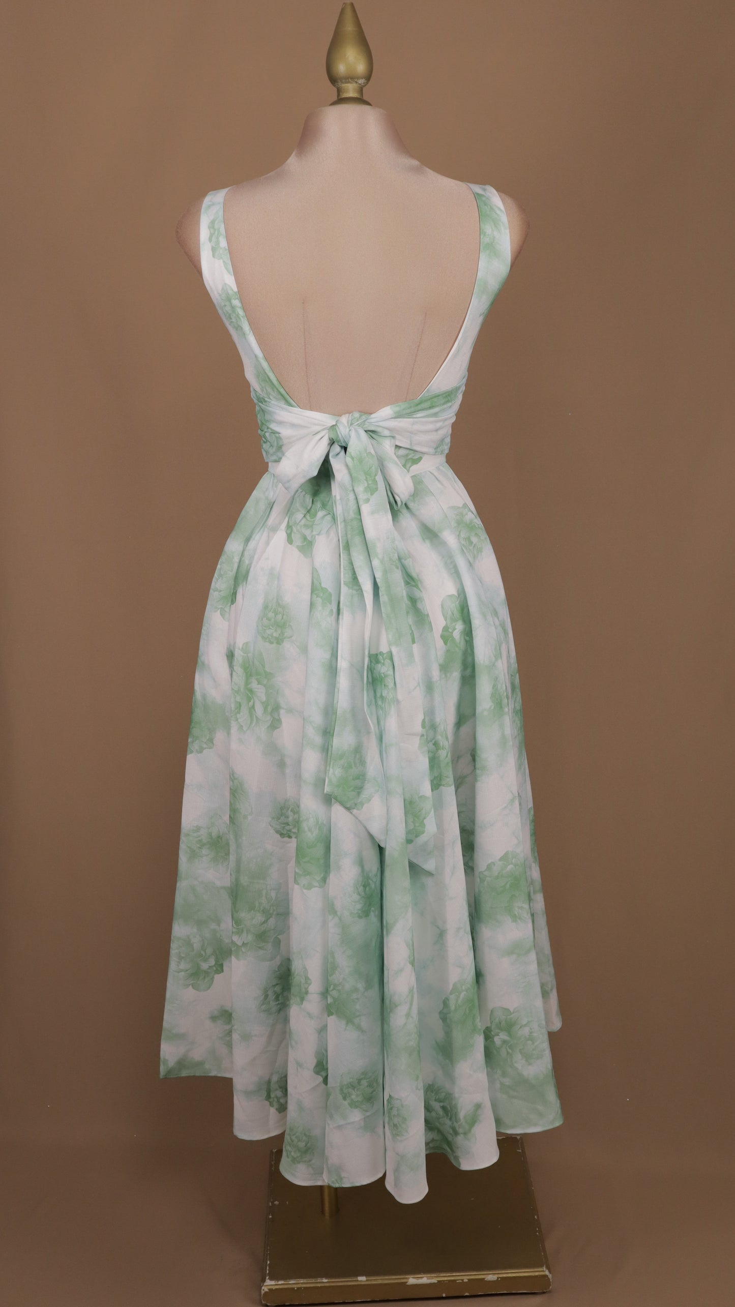 Vestido midi escote cuadrado y en la espalda